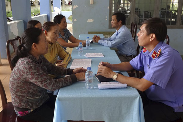 Một buổi tư vấn, giải đáp pháp luật cho người dân xã Xà Bang do VKSND huyện Châu Đức và Trung tâm Trợ giúp pháp lý tỉnh phối hợp thực hiện.