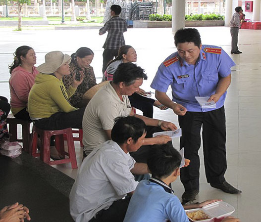 Cán bộ VKSND huyện Châu Đức phát tờ rơi tuyên truyền pháp luật  cho người dân xã Bình Ba.
