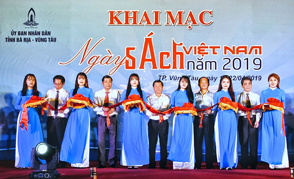 Các đồng chí: Nguyễn Văn Xinh, Ủy viên Ban Thường vụ Tỉnh ủy, Trưởng Ban Tuyên giáo Tỉnh ủy, Tổng Biên tập Báo Bà Rịa-Vũng Tàu; Trần Văn Tuấn, Phó Chủ tịch UBND tỉnh, Mai Ngọc Thuận, Ủy viên Ban Thường vụ Tỉnh ủy, Bí thư Thành ủy Chủ tịch HĐND TP.Vũng Tàu  và các đại biểu cắt bang khai mạc ngày sách.