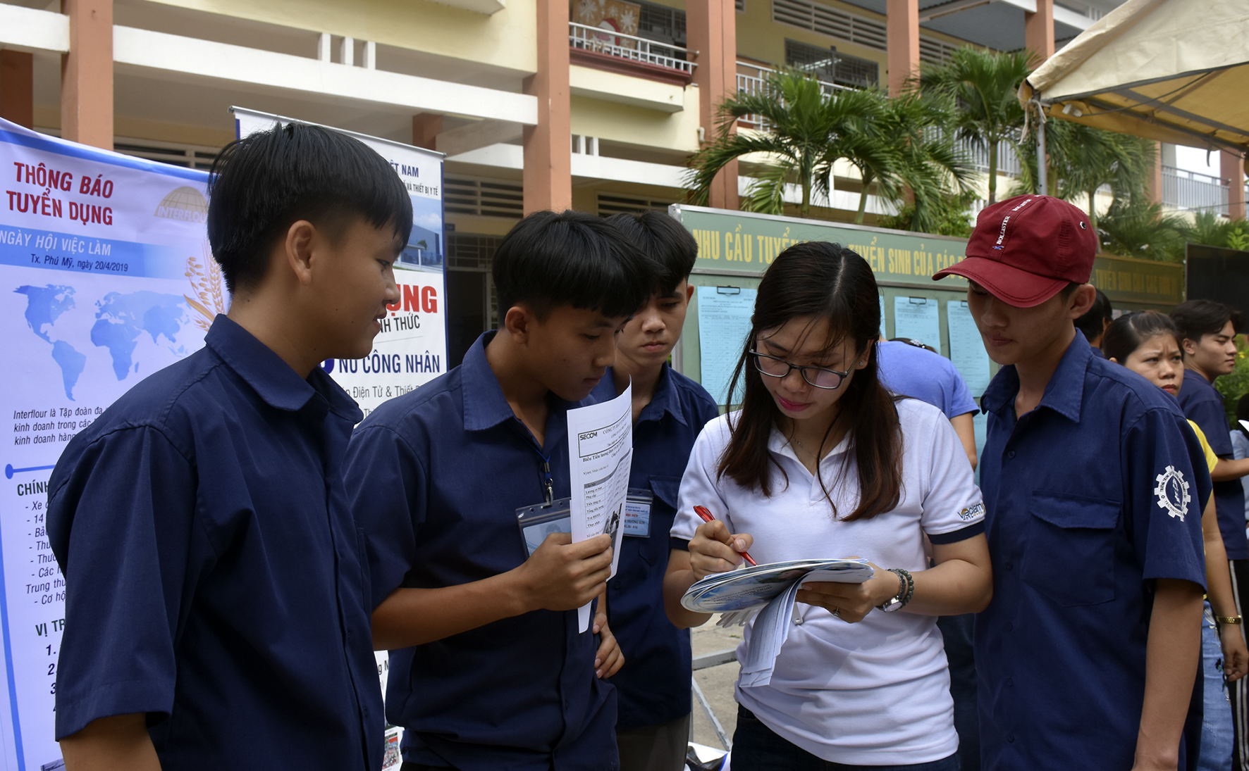Nhà tuyển dụng giải thích các yêu cầu của nghề cần tuyển cho người lao động.