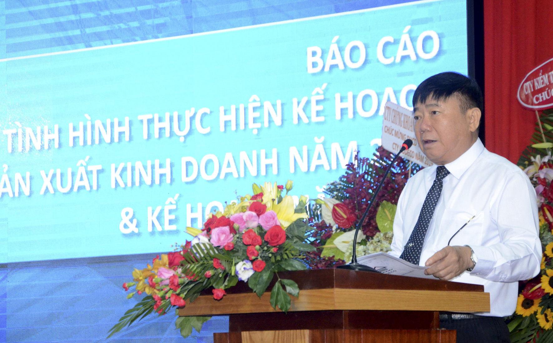 Ông Đoàn Hữu Thuận, Chủ tịch HĐQT Hodeco báo cáo kết quả hoạt động sản xuất kinh doanh năm 2018 và nhiệm vụ trong năm 2019 của công ty.