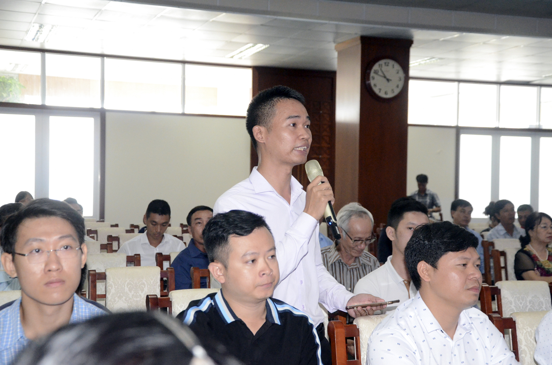 Đại diện cổ đông phát biểu ý kiến về tiến độ triển khai một sồ dự án của công ty.