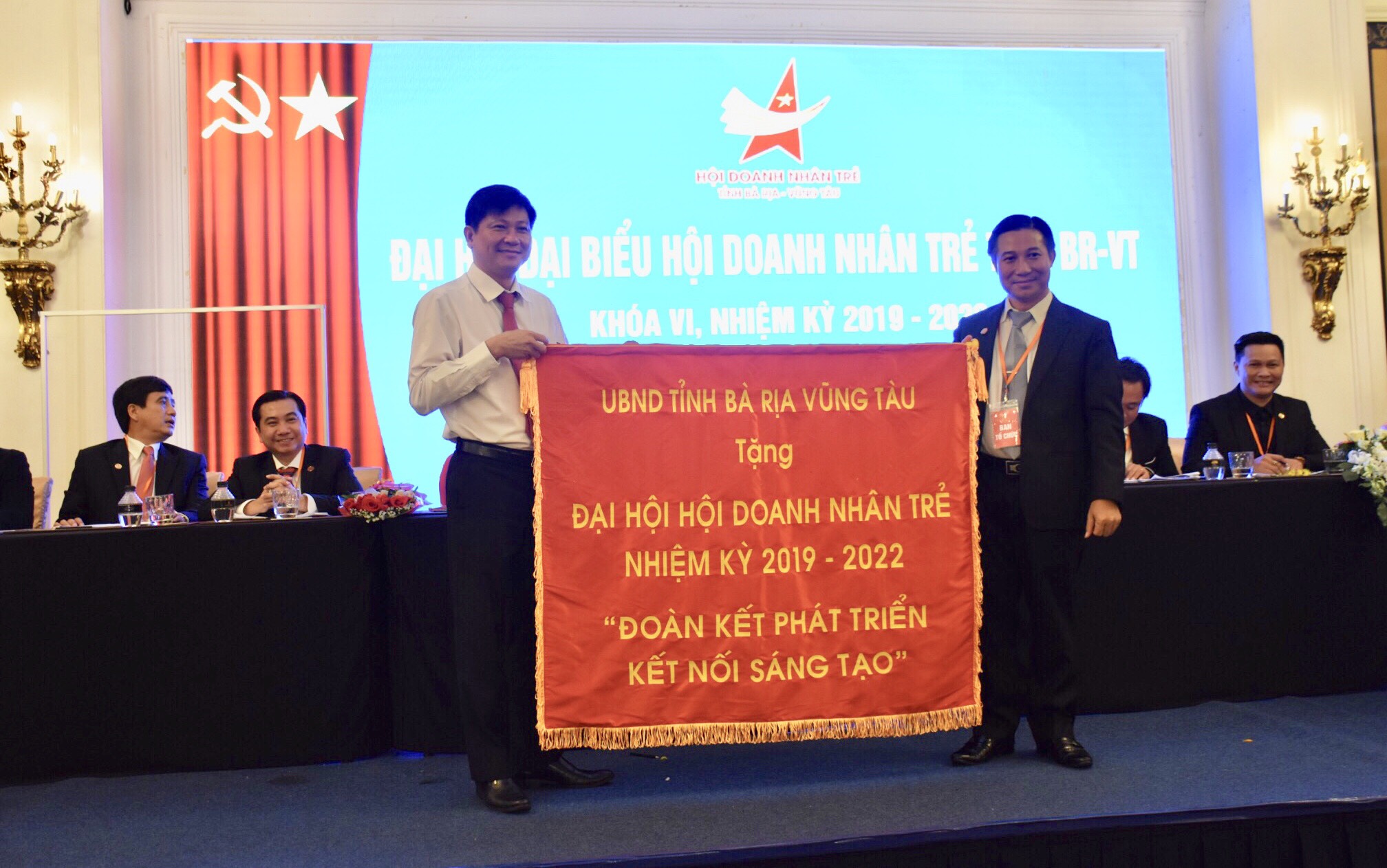 Đồng chí Trần Văn Tuấn, Phó Chủ tịch UBND tỉnh tặng bức trướng cho Hội DNT tỉnh. 