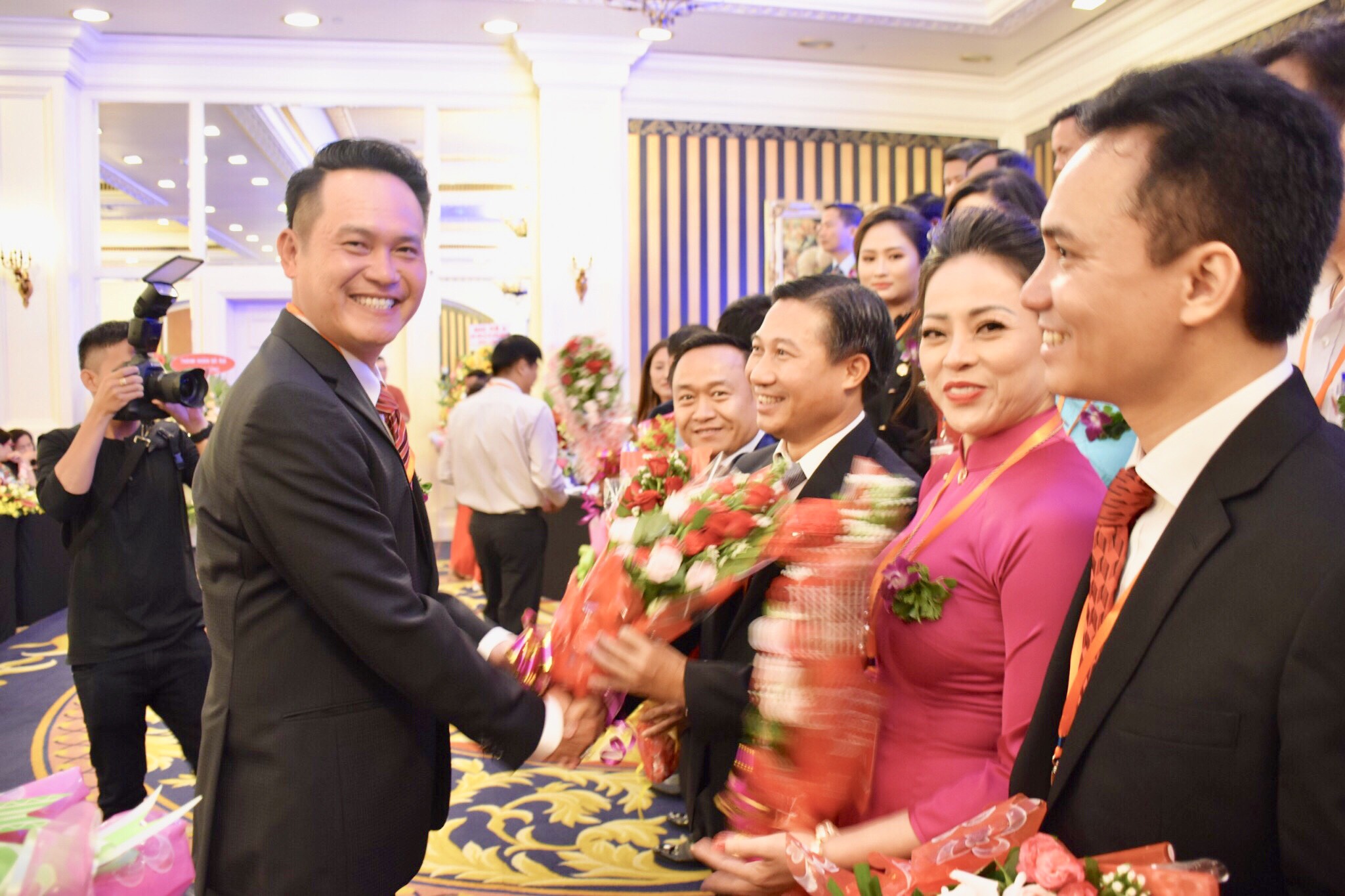 Ông Đặng Hồng Anh, Chủ tịch Hội DNT Việt Nam tặng hoa cho ông Lê Đình Thắng, tân Chủ tịch Hội DNT tỉnh BR-VT.
