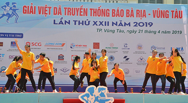 Xen giữa phần trao giải các cự ly là các tiết mục văn nghệ do học sinh, sinh viên các trường THPT Chuyên Lê Quý Đôn, THPT Vũng Tàu và Đại học BR-VT biểu diễn.