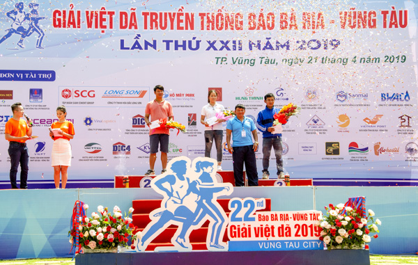 Ông Đặng Văn Cường, Giám đốc Trung tâm Huấn luyện và Thi đấu TDTT tỉnh trao Giải Toàn Đoàn hệ đội tuyển cho đại diện các Đoàn VĐV.