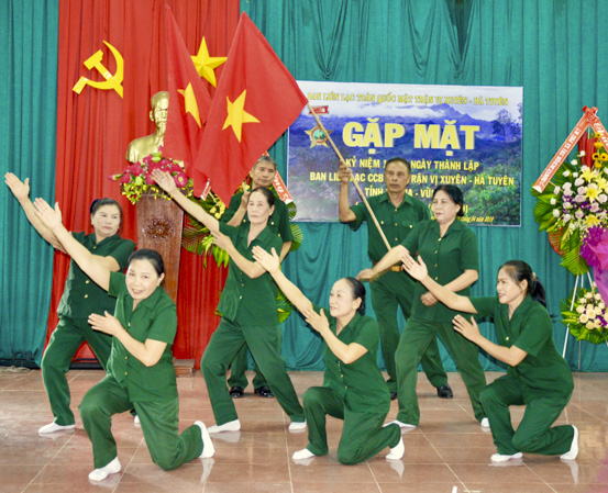 Các cựu chiến binh mặt trận Vị Xuyên-Hà Tuyên biểu diễn tiết mục văn nghệ trong buổi họp mặt.