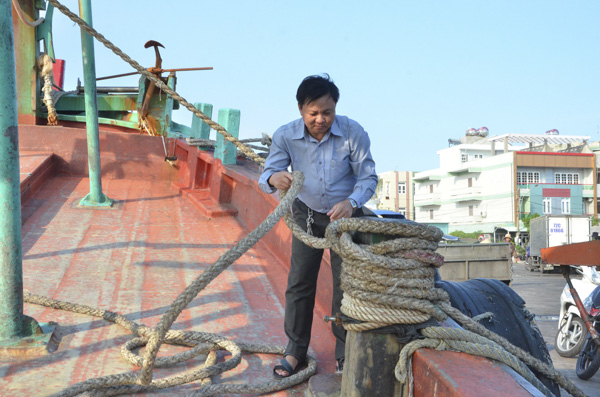 Anh Nguyễn Văn Nhỏ, ở ấp Tân An, xã Phước Tỉnh kiểm tra ghe trước ngày xuất bến.