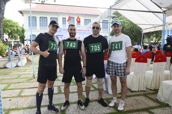 Albert Akhmadeev (thứ 2 từ phải qua) và nhóm bạn ở CLB Vungtau Beach Running Club trước giờ chạy.