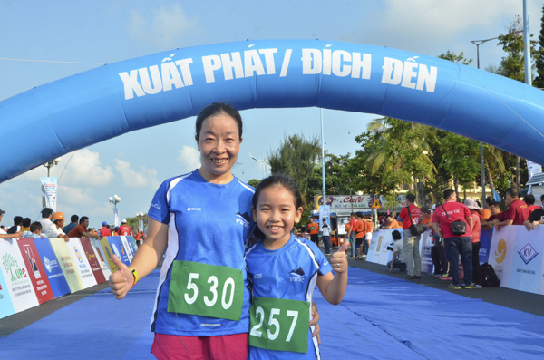 Chị Ngô Thị Thanh Tâm và con gái Nguyễn Ngọc Diệp tại giải.