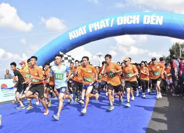 VĐV xuất phát cự ly 5.000m nam hệ phong trào trên 16 tuổi.