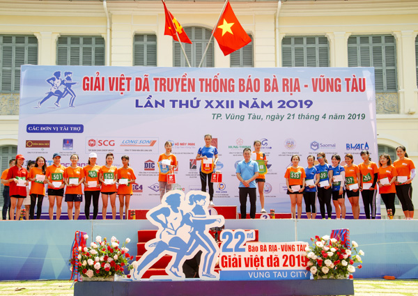Ông Ngô Phi Long, Giám đốc Công ty Phi Long Tea trao giải Nhất, Nhì, Ba, Khuyến khích cá nhân nữ 3.000m hệ phong trào cho các VĐV.