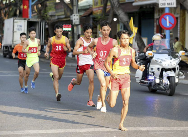 VĐV hệ đội tuyển 10.000m nam trên đường chạy.