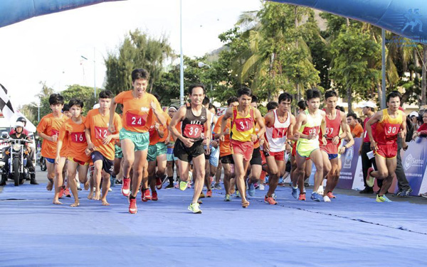 Các VĐV xuất phát cự ly 10.000m nam hệ đội tuyển. Ảnh: KHA SAN