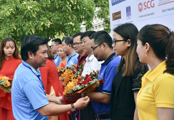 Đồng chí Nguyễn Văn Xinh, Ủy viên Ban Thường vụ Tỉnh ủy, Trưởng Ban Tuyên giáo Tỉnh ủy, Tổng Biên tập Báo BR-VT tặng hoa cảm ơn các nhà tại trợ đã đồng hành cùng giải. Ảnh: NGỌC NGUYỄN