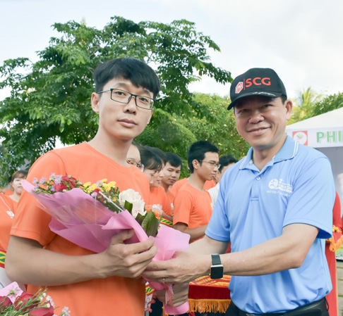 Đồng chí Nguyễn Hồng Lĩnh, Ủy viên Trung ương Đảng, Bí thư Tỉnh ủy, Chủ tịch HĐND tỉnh tặng hoa và cờ lưu niệm cho các đoàn VĐV. Ảnh: PHÚC LƯU