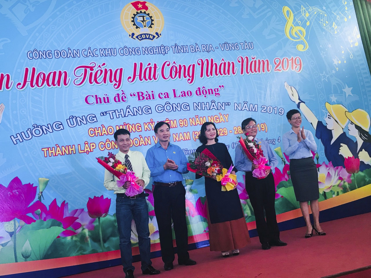 Ban tổ chức tặng hoa cho Ban giám khảo.