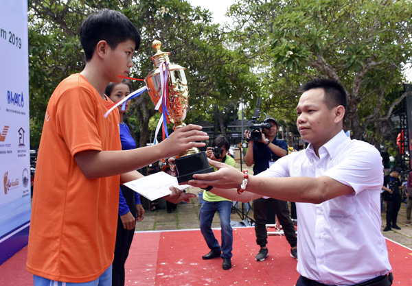Đại diện Nhà tài trợ Tập đoàn Tôn Hoa Sen trao Nhất, Nhì, Ba đồng đội cự ly 5.000m nữ hệ đội tuyển. 