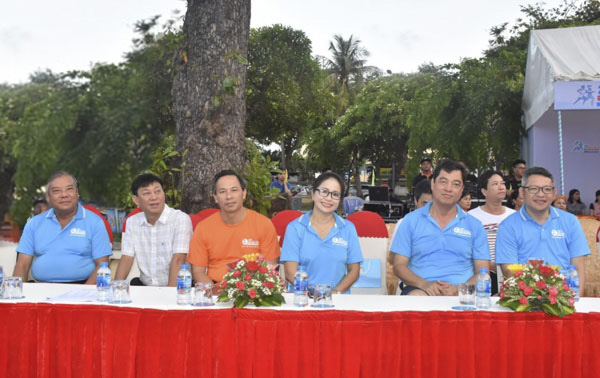 Các đồng chí: Bùi Thanh Nghĩa, Ủy viên Ban Thường vụ Tỉnh ủy, Chủ tịch UBMTTQVN tỉnh; Trần Đình Khoa, Ủy viên Ban Thường vụ Tỉnh ủy, Phó Chủ tịch HĐND tỉnh và lãnh đạo các sở, ngành tham dự lễ khai mạc.