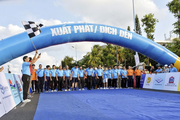 Đồng chí Trương Đức Nghĩa, Phó Tổng Biên tập Báo Bà Rịa-Vũng Tàu bắn súng lệnh xuất phát nội dung chạy đồng hành.