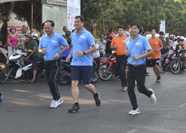 Các đồng chí lãnh đạo tỉnh và lãnh đạo TP. Vũng Tàu chạy đồng hành.