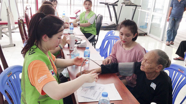 Bà Đặng Thị Mau (xã Long Sơn, TP. Vũng Tàu) được các y - bác sĩ Hàn Quốc khám bệnh.