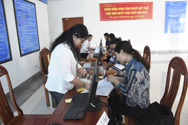 Người dân làm thủ tục quyết toán thuế tại Cục Thuế tỉnh.