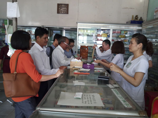 Kiểm soát việc bán thuốc theo đơn tại các nhà thuốc tư nhân là một trong những giải pháp phòng chống kháng thuốc.  Trong ảnh: Đoàn giám sát HĐND tỉnh kiểm tra hoạt động của một nhà thuốc tư nhân tại TP.Vũng Tàu (ảnh minh họa)..