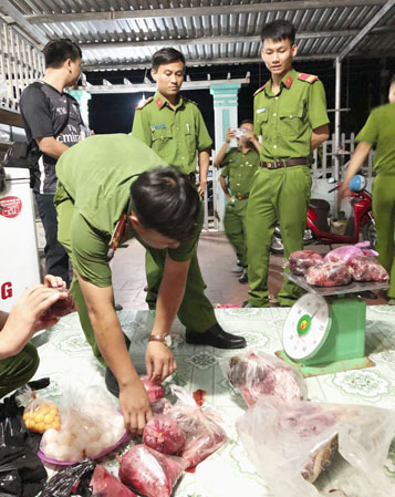 Công an huyện Côn Đảo thu giữ tang vật vụ án.