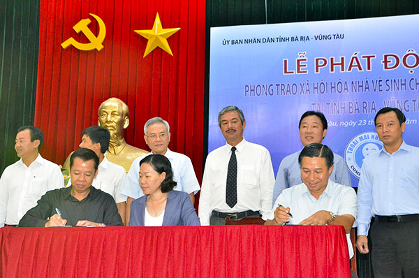 Đại diện các địa phương, đơn vị đăng ký thực hiện mô hình tại lễ phát động.