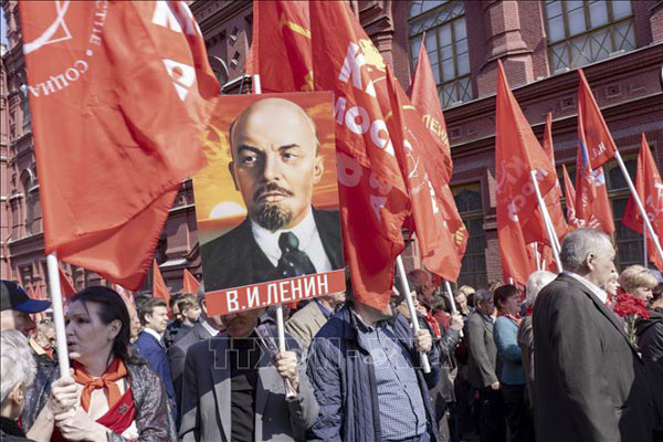 Hàng trăm người dân Moskva mang theo cờ đỏ búa liềm, ảnh V.I.Lenin và các biểu ngữ đến tập trung trước Quảng trường Đỏ.