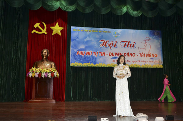 Thí sinh Nguyễn Thị Lệ Quyên, Chủ tịch Hội LHPN phường Phước Hưng, TP. Bà Rịa trong phần thi Áo dài truyền thống.