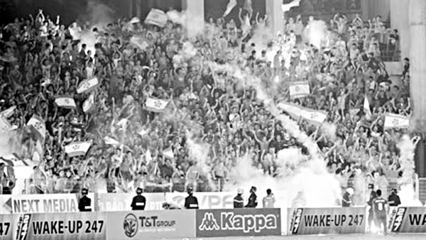 CĐV quá khích đốt pháo sáng trong một trận đấu ở V-League 2019.