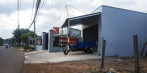 Nhà của ông Huỳnh Quang Vinh xây dựng trên thửa đất 499m2 (thửa đất số 22, tờ bản đồ số 36, tọa lạc tại xã Nghĩa Thành) trước đó đã thỏa thuận chuyển nhượng cho ông Đỗ Văn Thuyên.