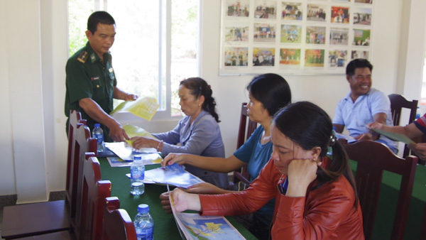 Lực lượng Biên phòng phát tờ rơi tuyên truyền PBGDPL cho ngư dân và hướng dẫn tọa độ đường ống dẫn khí đi qua, kèm số điện thoại ứng cứu trong trường hợp khẩn cấp.