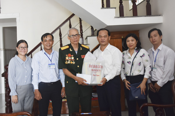 Đồng chí Mai Ngọc Thuận, tặng quà cho thương binh Nguyễn Ngọc Trung, phường 2, TP.Vũng Tàu.