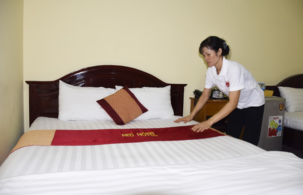 Nhân viên khách sạn Red (đường Nguyễn An Ninh, huyện Côn Đảo) thay mới các vật dụng, thiết bị trong phòng chuẩn bị đón khách dịp lễ 30-4. 