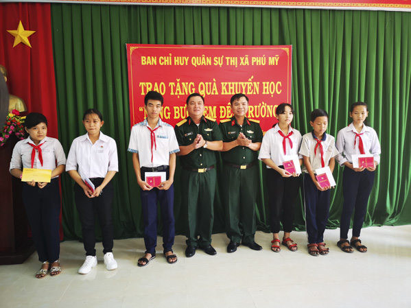 Đại diện  Ban CHQS TX.Phú Mỹ  trao học bổng “Nâng bước em đến trường”.