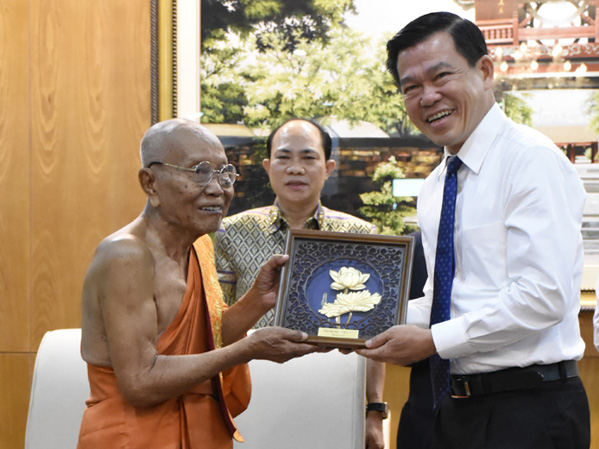 Đồng chí Nguyễn Hồng Lĩnh, Ủy viên Trung ương Đảng, Bí thư Tỉnh ủy, Chủ tịch HĐND tỉnh tặng quà lưu niệm Đại Tăng thống Tep Vong.