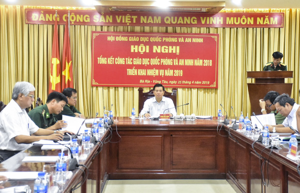 Đồng chí Trần Văn Tuấn, Phó Chủ tịch UBND tỉnh, Chủ tịch HĐGDQPAN tỉnh chủ trì hội nghị. 