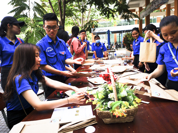 Sản phẩm túi giấy thực hiện tại Trường THPT Phú Mỹ.