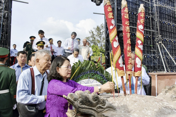 Đồng chí Nguyễn Thị Yến, Phó Bí thư Thường trực Tỉnh ủy, Trưởng Đoàn ĐBQH tỉnh và đồng chí Trần Văn Khánh, nguyên Bí thư Tỉnh ủy dâng hương tưởng nhớ các anh hùng liệt sĩ, các nhà cách mạng đã hy sinh vì độc lập, tự do của Tổ quốc.