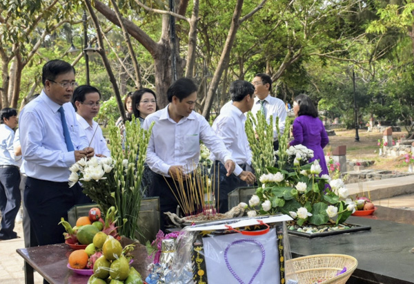 Đồng chí Nguyễn Văn Trình, Chủ tịch UBND tỉnh thắp hương tại phần mộ nữ Anh hùng LLVTND Võ Thị Sáu. 
