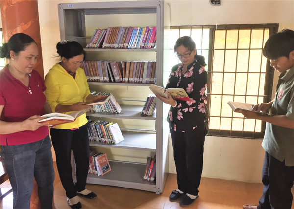 Cán bộ, người dân ấp Sơn Thành có sách, báo để đọc.