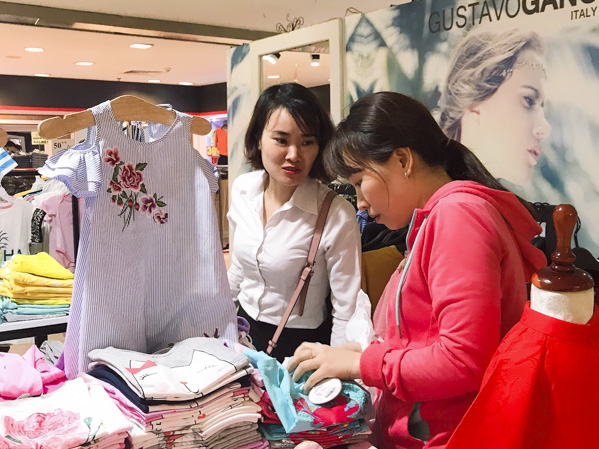 Khách hàng chọn mua quần áo thời trang tại Trung tâm mua sắm The Imperial Plaza Vũng Tàu.