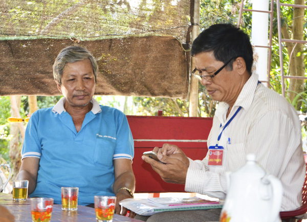 Điều tra viên Lê Bình (bìa phải) thu thập thông tin tại hộ ông Lê Văn Đời, tổ 22, ấp Trung Thành, xã Quảng Thành, huyện Châu Đức.