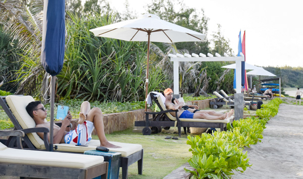 Du khách nghỉ dưỡng tại Poulo Condor Resort.  