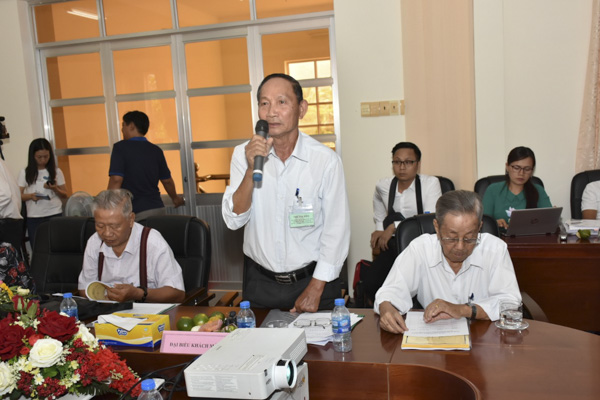Các đại biểu đong góp ý kiến tại toạ đàm.