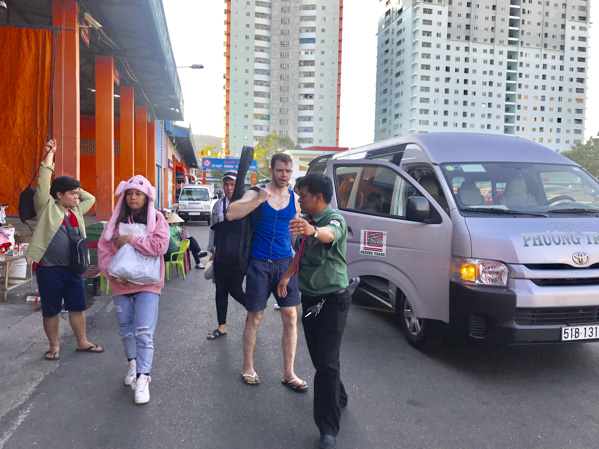 Tài xế hãng xe Phương Trang hướng dẫn khách lên xe tại Bến xe Vũng Tàu.