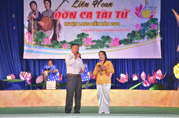 CLB Đờn ca tài tử thị trấn Long Hải với tiết mục “Hoa tím bằng lăng” tại liên hoan.